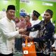 Bupati Sukamara memberikan bantuan kepada masyarakat dalam kegiatan safari Ramadan di Balai Riam.