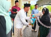 Bupati Sukamara memberikan zakat mal kepada warga yang membutuhkan di Sukamara.