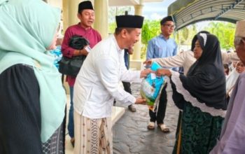 Bupati Sukamara memberikan zakat mal kepada warga yang membutuhkan di Sukamara.