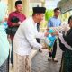 Bupati Sukamara memberikan zakat mal kepada warga yang membutuhkan di Sukamara.