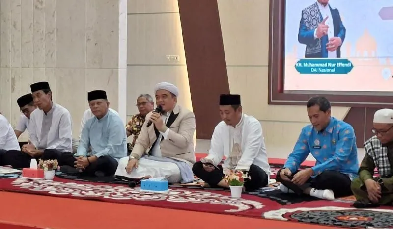Pengajian Ramadan ASN Sukamara bersama KH Muhammad Nur Efendi untuk memperkuat keimanan.