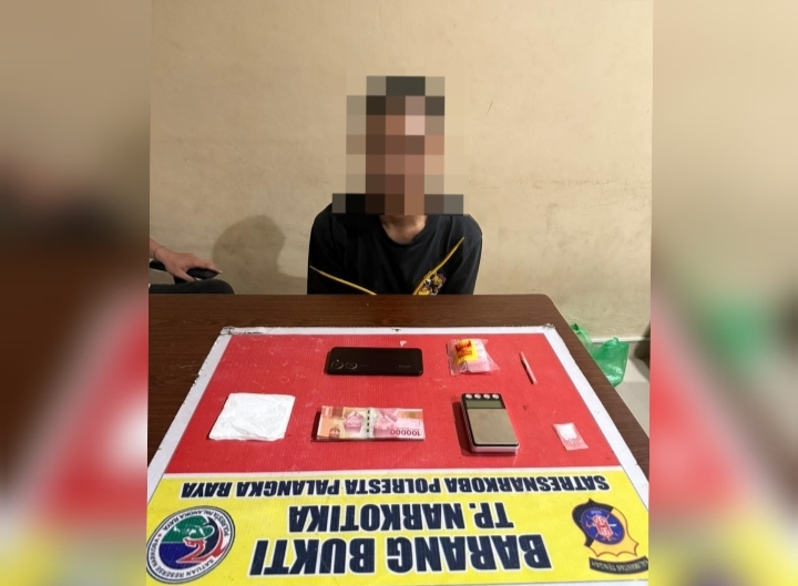 Polisi mengamankan terduga pengedar sabu di Palangka Raya dengan barang bukti sabu, timbangan digital, dan uang tunai.