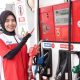 Petugas SPBU Pertamina mengisi BBM Pertamax di pompa bahan bakar dengan tampilan harga dan nozzle berwarna.