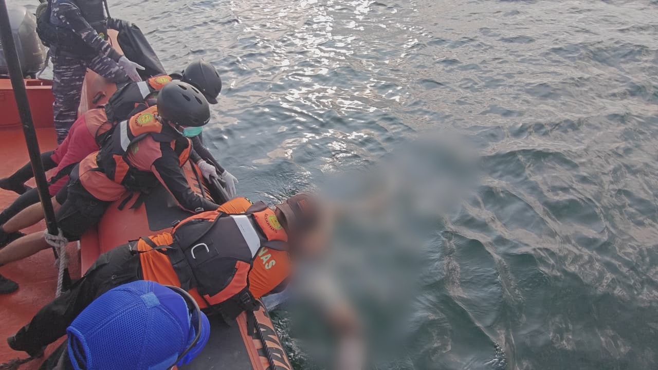 Tim SAR mengevakuasi korban tenggelam di perairan Seruyan menggunakan perahu karet dalam operasi pencarian.