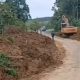 Alat berat mengevakuasi material longsor yang menutup jalan Batulicin–Kandangan di kawasan Mantewe, Tanah Bumbu.