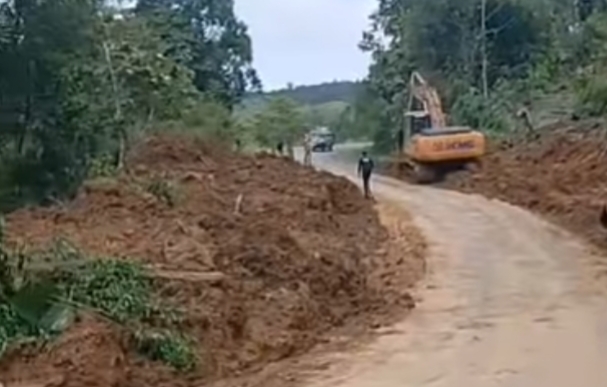 Alat berat mengevakuasi material longsor yang menutup jalan Batulicin–Kandangan di kawasan Mantewe, Tanah Bumbu.