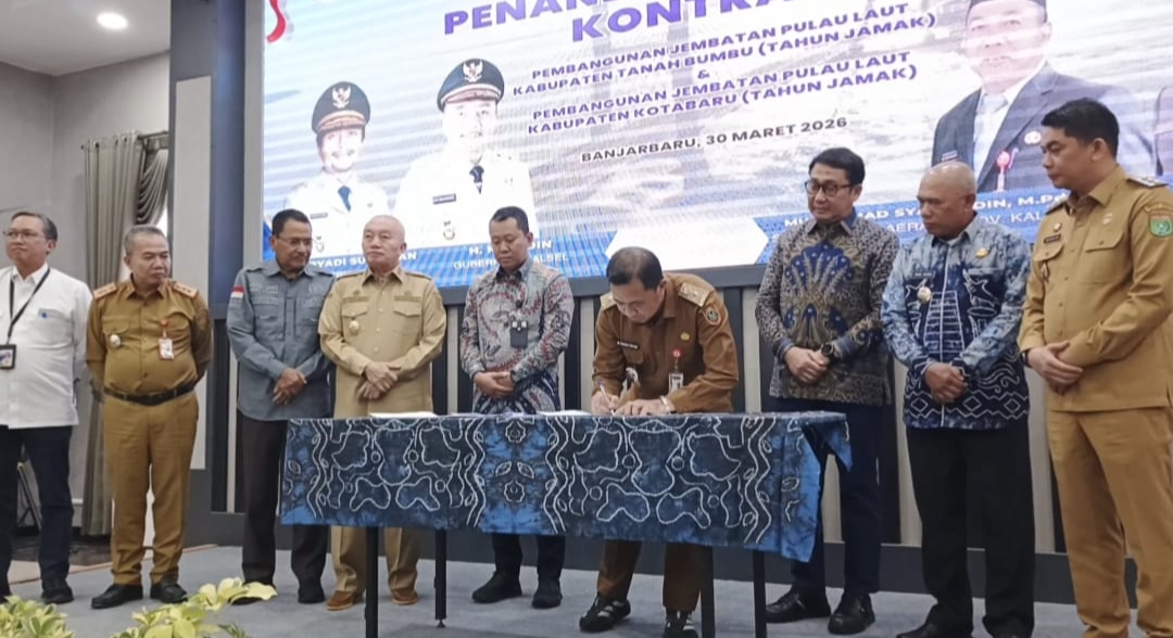 Penandatanganan kontrak proyek Jembatan Pulau Laut oleh pemerintah daerah di Banjarbaru Kalimantan Selatan