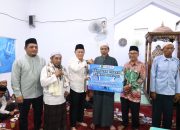 Pemkab Tanah Bumbu menggelar Safari Ramadan 1447 H di Masjid Jami Miftahul Huda Satui dan menyerahkan santunan serta hibah masjid
