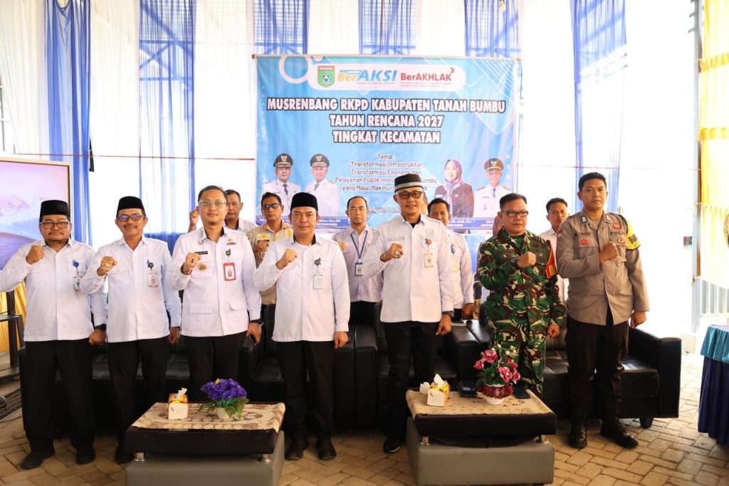 Asisten Pemerintahan dan Kesra Setda Tanah Bumbu M. Putu Wisnu Wardhana mewakili Bupati membuka Musrenbang RKPD 2027 tingkat Kecamatan Kusan Tengah bersama unsur TNI, Polri, dan peserta musrenbang.