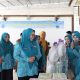 Ketua TP PKK Tanah Bumbu Andi Irmayani Rudi Latif meninjau kegiatan Pasar Murah Ramadan di Desa Hidayah Makmur Kecamatan Simpang Empat.