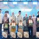 Bupati Tanah Bumbu memberikan santunan kepada anak yatim dalam acara silaturahmi Idulfitri di Simpang Empat.