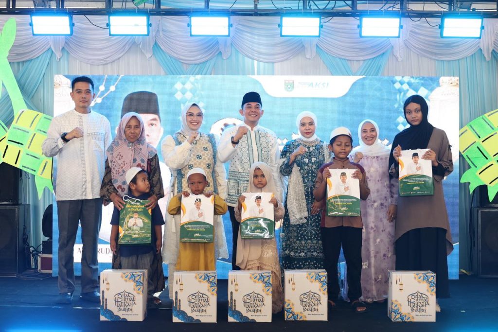 Bupati Tanah Bumbu memberikan santunan kepada anak yatim dalam acara silaturahmi Idulfitri di Simpang Empat.