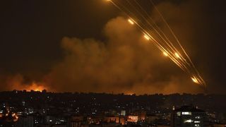 Ilustrasi serangan rudal Iran di langit Tel Aviv yang terekam kamera warga dan beredar di media sosial.