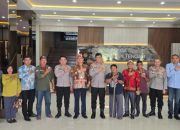 Kapolda Kalteng bersama perwakilan Koalisi Ormas Kalteng saat pertemuan membahas penyelesaian konflik lahan Kapuas di Mapolda Kalimantan Tengah.