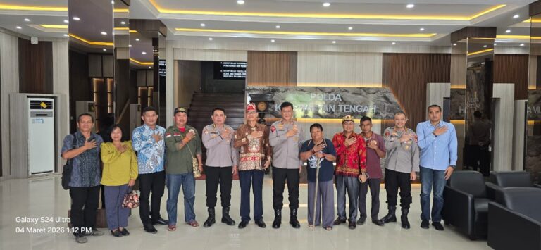 Kapolda Kalteng bersama perwakilan Koalisi Ormas Kalteng saat pertemuan membahas penyelesaian konflik lahan Kapuas di Mapolda Kalimantan Tengah.
