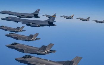 Pesawat pengebom B-1B AS bersama jet tempur F-16 dan F-35A Korea Selatan terbang dalam formasi saat latihan udara bersama di Korea Selatan.