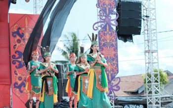Peserta Kapuas Got Talent 2026 menampilkan tari tradisional di panggung Expo Kapuas Bersinar Kuala Kapuas.