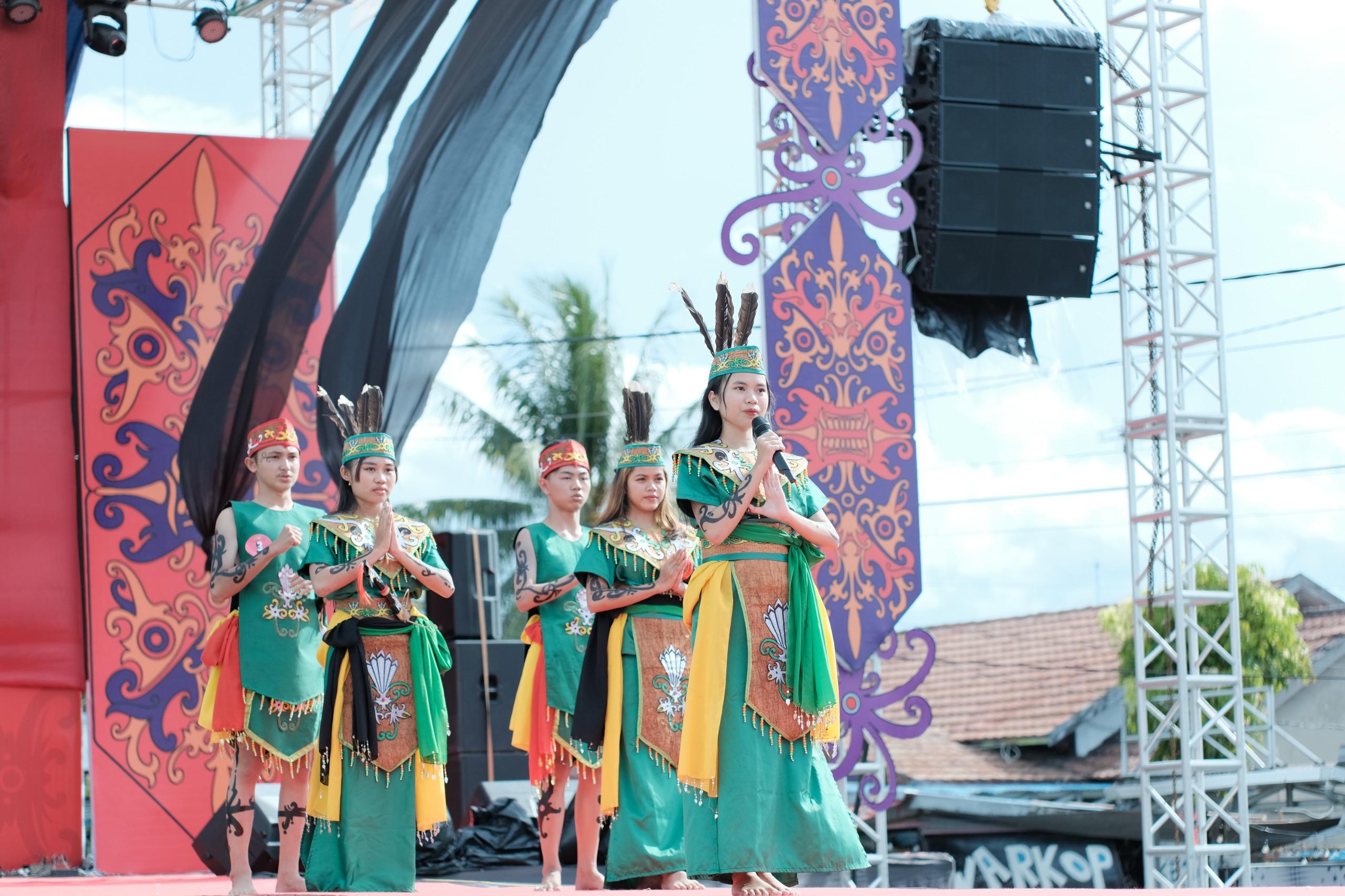 Peserta Kapuas Got Talent 2026 menampilkan tari tradisional di panggung Expo Kapuas Bersinar Kuala Kapuas.