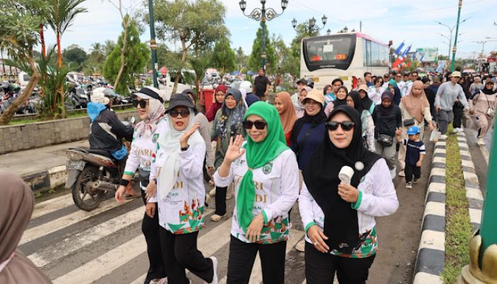 Sapa Warga di Siring Paringin, Anggota DPRD Balangan Sri Huriyati Hadi Ajak Budayakan Jalan Santai