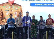 Bupati Tanah Bumbu Andi Rudi Latif membuka festival budaya Mappanre Ritasi’e di Pantai Pagatan.