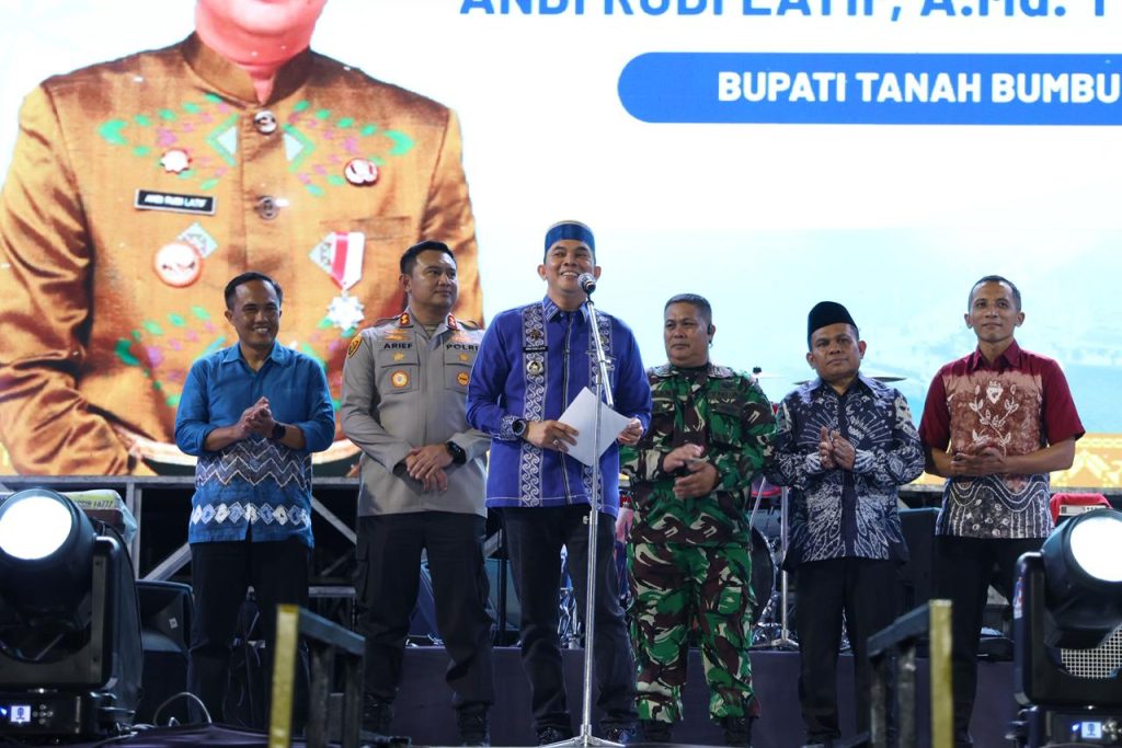 Bupati Tanah Bumbu Andi Rudi Latif membuka festival budaya Mappanre Ritasi’e di Pantai Pagatan.