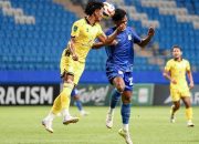 Duel udara Barito Putera vs Persiba Balikpapan dalam pertandingan Liga 2 Indonesia
