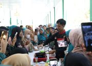 Seorang chef memperagakan cara memasak menu pangan lokal di hadapan peserta sosialisasi yang merekam menggunakan ponsel dalam kegiatan B2SA di Tanah Bumbu.