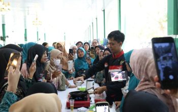 Seorang chef memperagakan cara memasak menu pangan lokal di hadapan peserta sosialisasi yang merekam menggunakan ponsel dalam kegiatan B2SA di Tanah Bumbu.