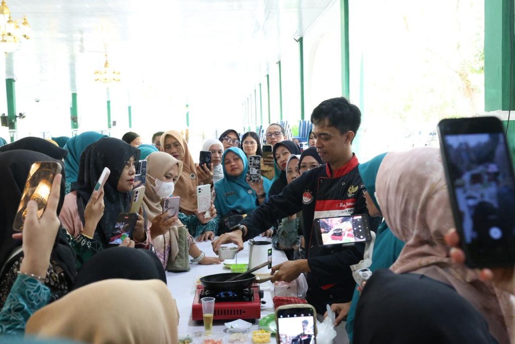 Seorang chef memperagakan cara memasak menu pangan lokal di hadapan peserta sosialisasi yang merekam menggunakan ponsel dalam kegiatan B2SA di Tanah Bumbu.