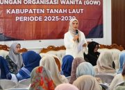 Ketua GOW Tanah Laut Hj Wiwi Zazuli memberikan sambutan di depan anggota organisasi wanita saat pertemuan dan halal bihalal di Pelaihari.