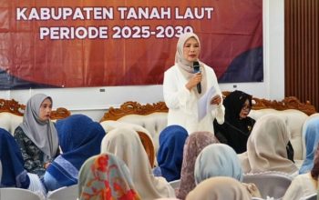 Ketua GOW Tanah Laut Hj Wiwi Zazuli memberikan sambutan di depan anggota organisasi wanita saat pertemuan dan halal bihalal di Pelaihari.