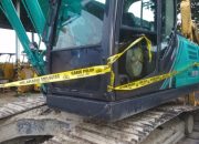 excavator disita dan dipasangi garis polisi dalam kasus tambang emas ilegal di tanah laut