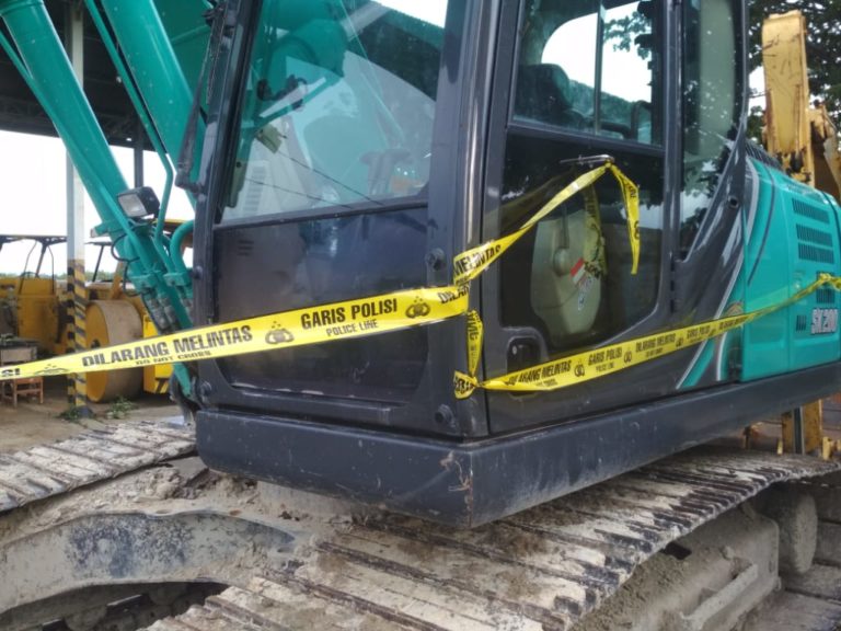 excavator disita dan dipasangi garis polisi dalam kasus tambang emas ilegal di tanah laut