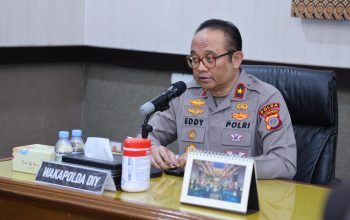 wakapolda diy brigjen pol eddy memberikan keterangan terkait rekayasa lalu lintas kirab budaya hb x di yogyakarta