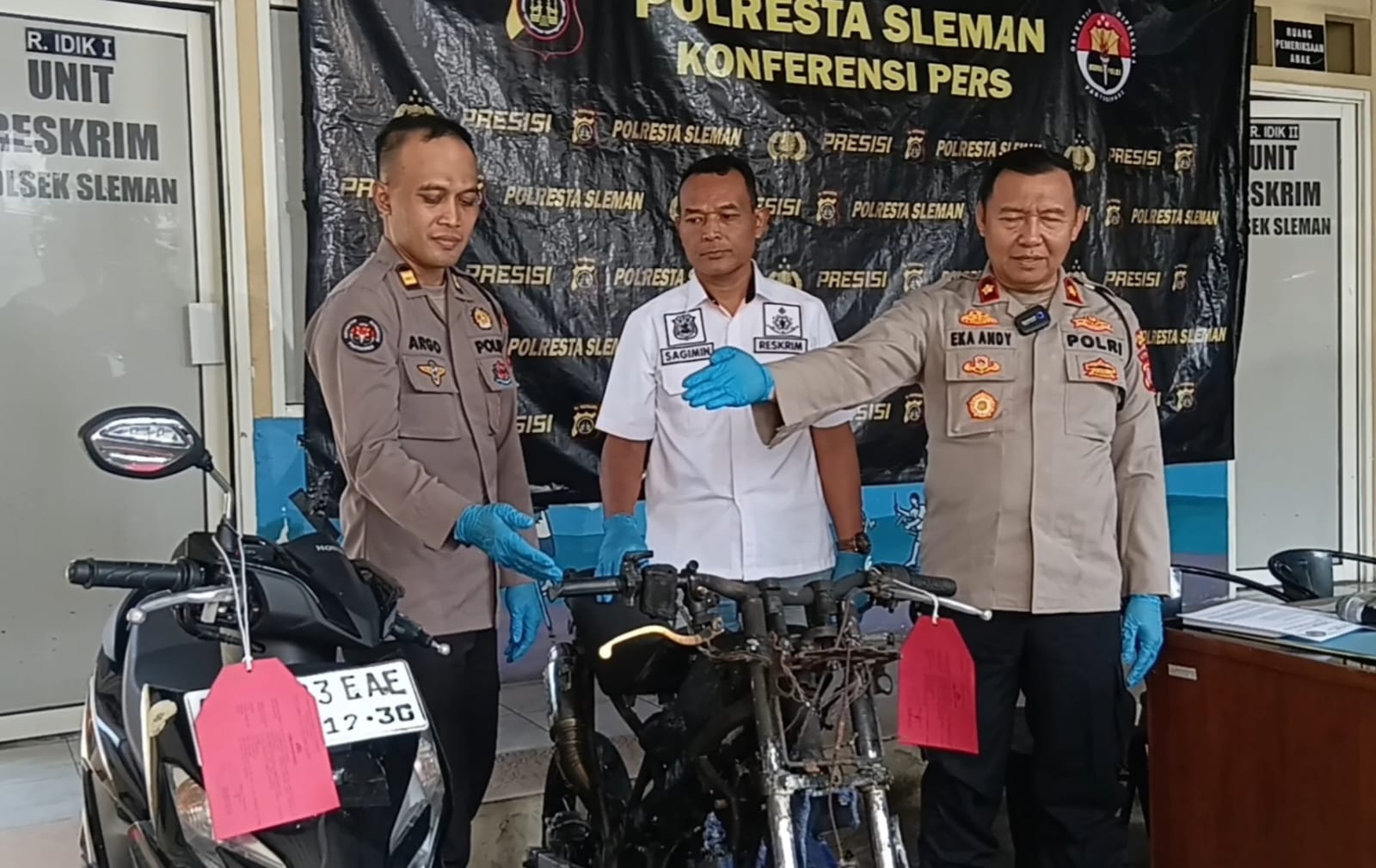 polisi menunjukkan barang bukti sepeda motor dalam kasus penganiayaan dan pembakaran motor di sleman yogyakarta