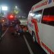 Petugas mengevakuasi korban kecelakaan di Jalan Yogya Wates Bantul menggunakan ambulans pada malam hari.