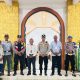 personel polres tabalong bersama pengurus gereja saat pengamanan ibadah paskah di kabupaten tabalong kalimantan selatan