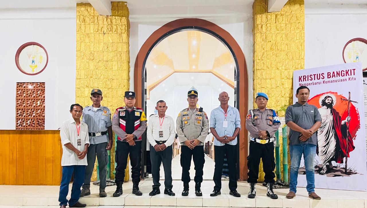 personel polres tabalong bersama pengurus gereja saat pengamanan ibadah paskah di kabupaten tabalong kalimantan selatan