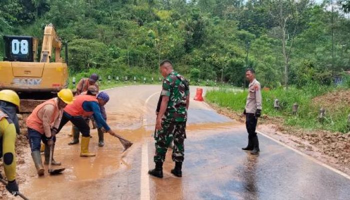 Longsor di Jatigede Dibersihkan, Jalan Lingkar Waduk Kembali Normal