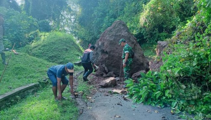 Setelah Jalan Lingkar, Longsor Tutup Akses Desa di Jatigede Sumedang