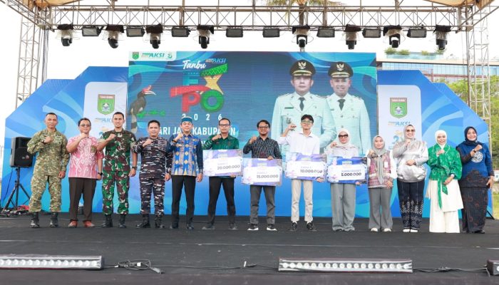 Bupati Tanah Bumbu Serahkan Hadiah Lomba Logo HUT ke-23