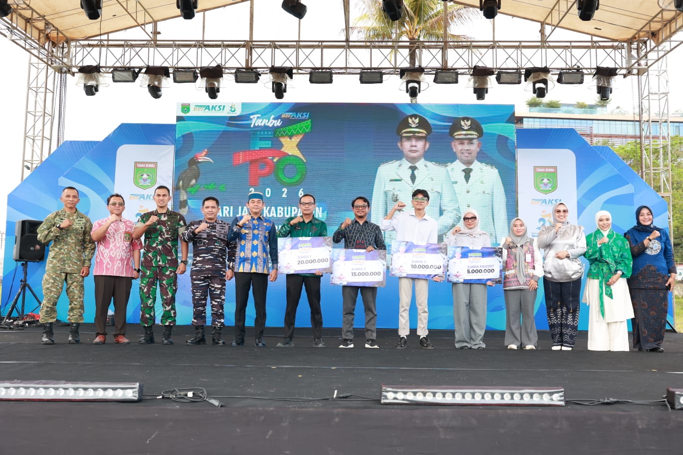 penyerahan hadiah pemenang lomba logo hut ke 23 tanah bumbu oleh bupati tanah bumbu pada aksi inovasi tanbu 2026