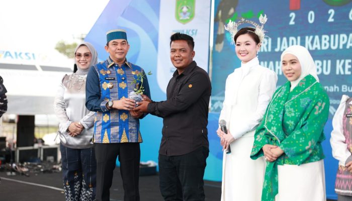 Bupati Tanah Bumbu Serahkan Bibit Tomat Cherry Stevia kepada Petani