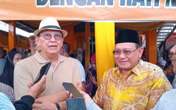 Roy Marten dan Habib Sayed Jafar diwawancarai media saat menghadiri acara halalbihalal Hanura Kalsel di Banjarbaru.