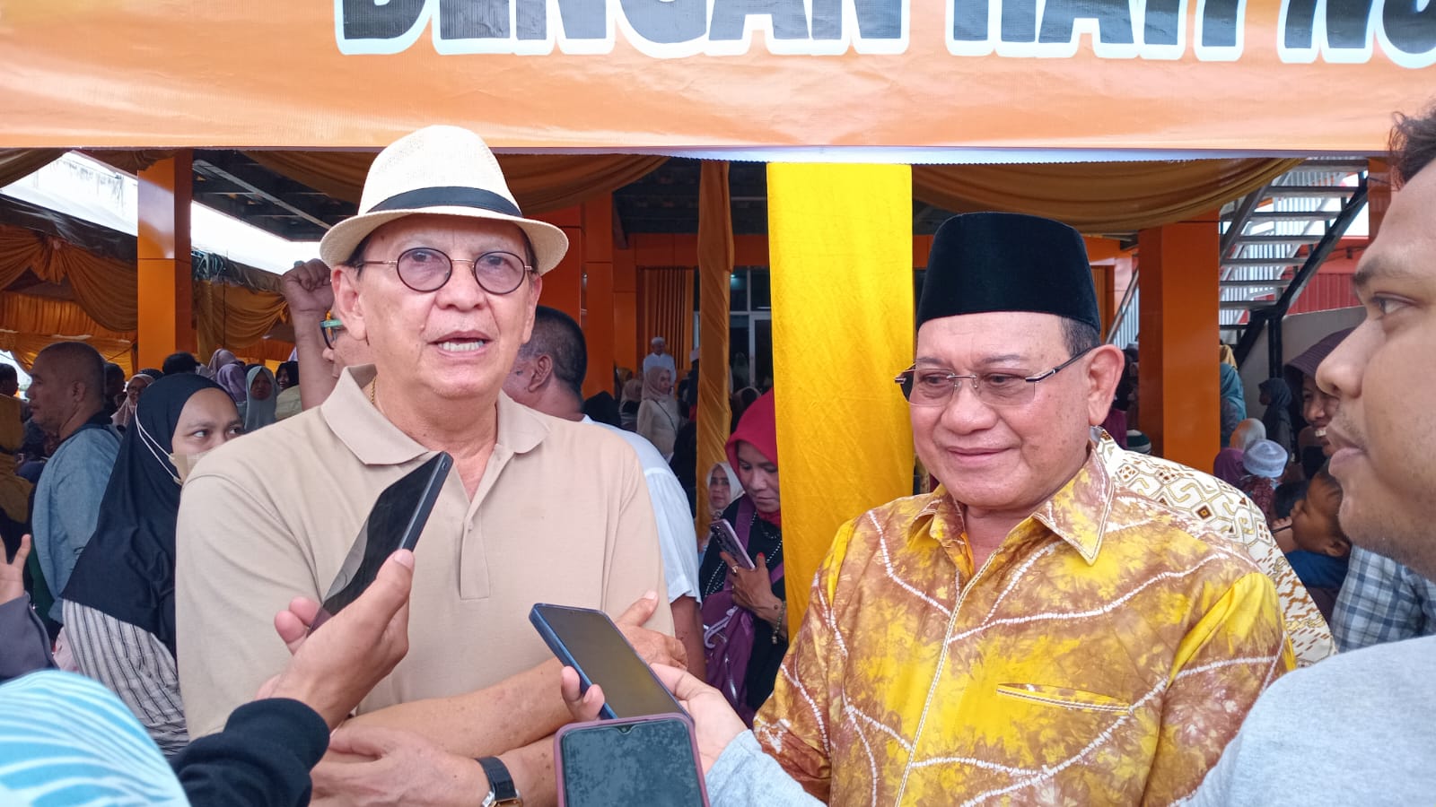 Roy Marten dan Habib Sayed Jafar diwawancarai media saat menghadiri acara halalbihalal Hanura Kalsel di Banjarbaru.