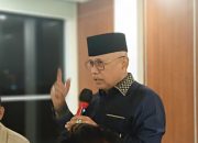Darmizal memberikan pernyataan soal video Saiful Mujani sambil berbicara menggunakan mikrofon di dalam ruangan.