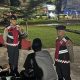 Petugas polisi melakukan patroli dan dialog dengan warga di ruang terbuka publik Tanah Laut pada malam hari.