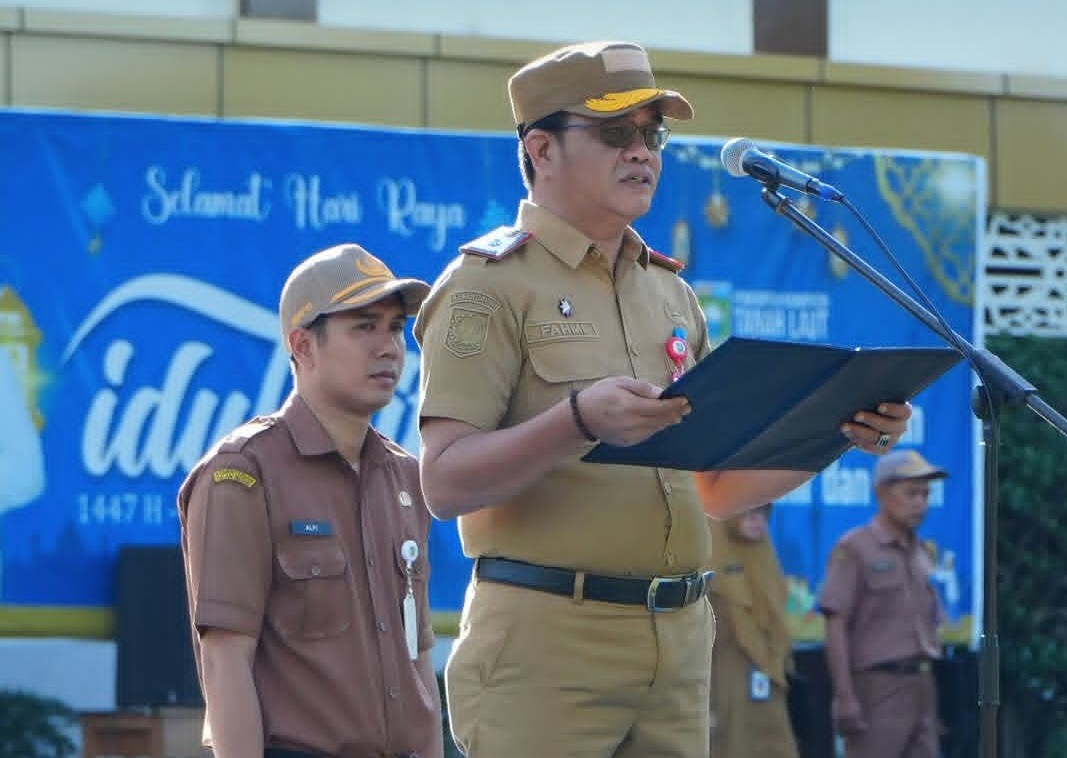 sekda tanah laut ismail fahmi memimpin apel gabungan asn dan membacakan sambutan bupati di pelaihari 6 april 2026