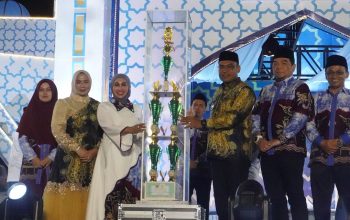 penyerahan piala juara umum mtq ke 56 kotabaru di acara penutupan tanjung seloka