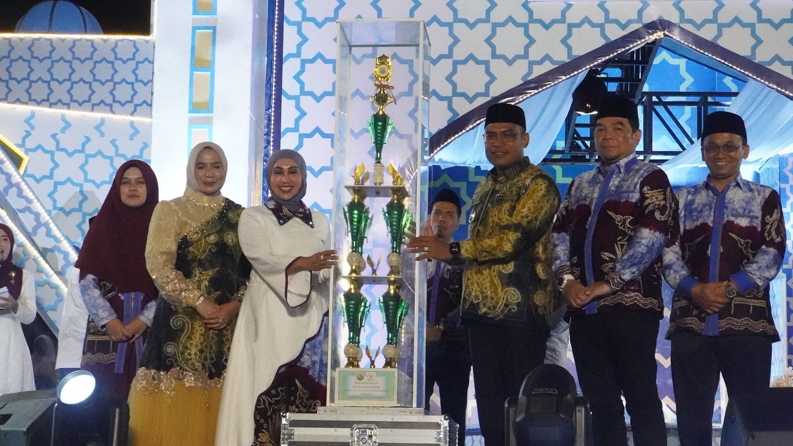 penyerahan piala juara umum mtq ke 56 kotabaru di acara penutupan tanjung seloka